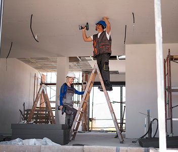 Hombres arreglando techo